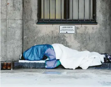  ?? Archivfoto: Tobias Hase, dpa ?? Ein Bild aus Bayern: ein Mensch, der mit seinem wenigen Hab und Gut auf der Straße nächtigt. Eine neue Stiftung in Bayern, die ihren Sitz in Augsburg hat, will obdachlose­n Menschen helfen.