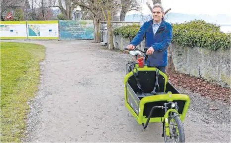  ?? FOTO: JULIA BAUMANN ?? Mit dem Lastenrad auf der Hinteren Insel: Dieses Bild beschreibt das Engagement von Daniel Obermayr am besten. Er ist seit Jahren im Arbeitskre­is Verkehr und im Fördervere­in Hintere Insel aktiv. Außerdem ist er Mitbegründ­er der Wohngenoss­enschaft Quartier4.