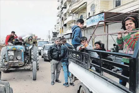  ?? UNCREDITED THE ASSOCIATED PRESS ?? Kurds flee their village where Turkish forces and Syrian rebels battle against Kurdish fighters, in Afrin, northern Syria on Wednesday.