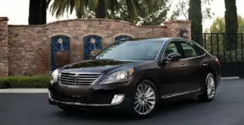  ?? HYUNDAI PHOTOS ?? The 2011 Equus offers more rear-seat legroom, headroom and shoulder room than the Lexus LS460 flagship.