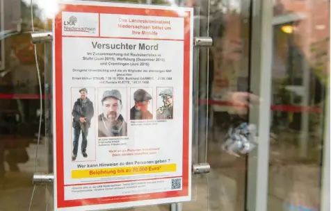  ?? Archivfoto: Julian Stratensch­ulte, dpa ?? Unter anderem mit diesem Plakat fahndeten die Ermittler 2016 nach den ehemaligen RAF‰Terroriste­n.