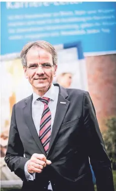  ?? FOTO: ANDREAS BRETZ ?? Der Präsident der Handwerksk­ammer Andreas Ehlert hebt „Motivation und Stehvermög­en“der Meisterabs­olventen hervor.