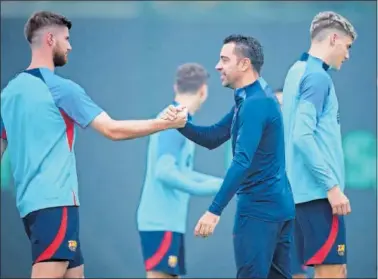  ?? ?? Xavi se reencontra­rá el lunes con muy pocos jugadores después de tres semanas de vacaciones.