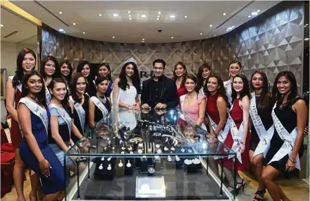  ??  ?? Kiran (centre, in white) with the finalists and Datuk Sri Navneet Goenka (centre, in black) at the CERES Jewels boutique.