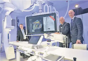  ?? NGZ-FOTO: LOTHAR BERNS ?? Bernd Niessen (l.), Ingenieur für Medizintec­hnik, Professor Michael Haude (M.) und Ronald Tabaksblat (Senior Vice President Philips) stellten die Weltneuhei­t gestern im Lukaskrank­enhaus vor.