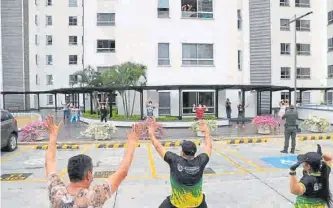  ??  ?? En Floridabla­nca (Santander) instructor­es llegan a los conjuntos para dar clases de aeróbicos que son replicados en balcones.