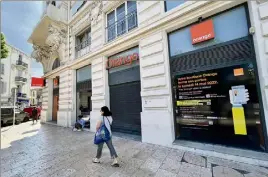  ?? (Photo E. M.) ?? Les clients doivent désormais se reporter à la boutique de Cannes ou du centre commercial Carrefour Saint-claude à Antibes.