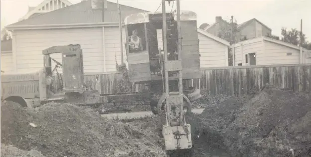  ?? PHOTO / PETER FRASER ?? John Fraser digs a slit trench during World War II in 1942, behind near the Catholic Church, closest to the Eastbourne St side.