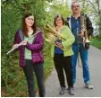  ??  ?? Franziska, Andrea und Peter Kaiser spielen vor Einrichtun­gen, die sie bei Spaziergän­gen erreichen können.