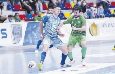  ?? ELOY CERDÀ ?? Agustín Plaza protege el balón ante la presión del futbolista del UMA Antequera en una acción del partido.
