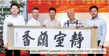  ??  ?? CALLIGRAPH­Y presented by Chinese artists from Jiaxing City