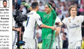  ??  ?? FELICITADO. Cristiano y el tico celebraron el triunfo tras el pitido final.