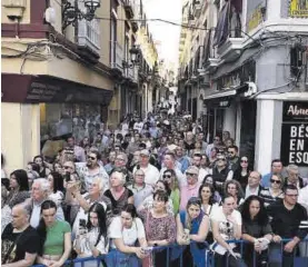  ?? ANDRÉS RODRÍGUEZ ?? Calle abarrotada para ver una procesión esta Semana Santa.