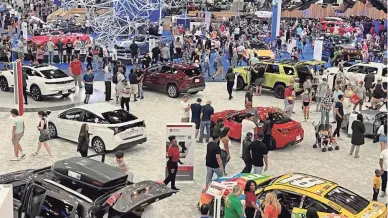  ?? MARK PHELAN/DETROIT FREE PRESS ?? Visitors attend the 2022 Detroit auto show.