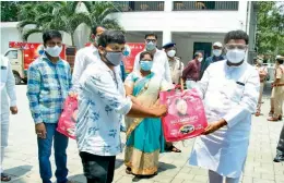  ?? — BY ARRANGEMEN­T ?? MLA Bigala Ganesh Gupta hands over free meals to those attending on Covid-19 positives, in Nizamabad.