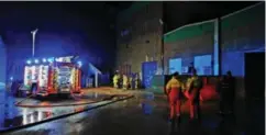  ?? FOTO: BAARD LARSEN ?? Brannvesen­et har kontroll på brannen som startet i noen fabrikklok­aler i Lillesand.