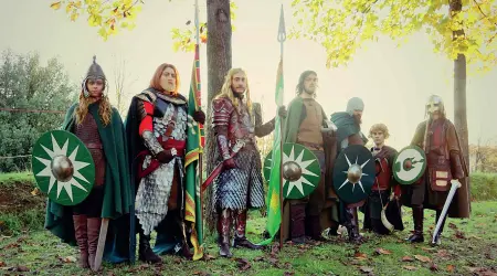  ??  ?? Misteri Un gruppo di cosplayer nei panni dei personaggi del film «Lo Hobbit»