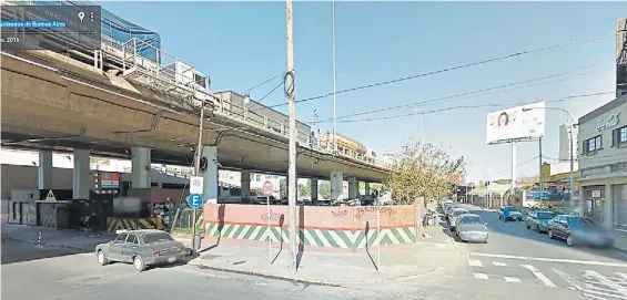  ??  ?? La actualidad. Así está hoy ese mismo terreno de Parque Chacabuco, con un estacionam­iento y sin acceso peatonal para los vecinos.