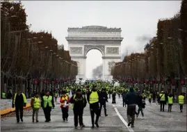  ?? (Photo AFP) ?? Paris se barricadai­t hier alors qu’un quatrième samedi de manifestat­ions violentes est redouté par les autorités.