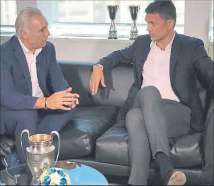  ??  ?? Hristo Stoichkov, en una entrevista con Paolo Maldini para la cadena Univisión, radicada en Miami. Maldini se ha contagiado de coronaviru­s