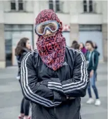  ??  ?? Un jeune activiste avant le départ du cortège, le 20 avril à Nantes.