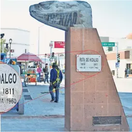  ??  ?? la estela ubicada atrás de Museo casa chihuahua es una pieza muy importante en la historia de chihuahua