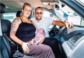  ?? FOTOS: ROLF RUPPENTHAL ?? Die kleine Emilia mit ihren Eltern Barbara und Mirko. Auf der Fahrt ins Krankenhau­s erblickte sie bereits im Auto, einem VW-Bus, das Licht der Welt.