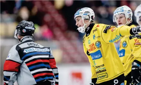  ?? Bild: SEBASTIAN LAMOTTE ?? DOMARSNACK. Broberg Söderhamns Magnus Fryklund har haft ett och annat att säga domarkåren (här i form av Niklas Skoog) genom åren, men slapp i årets spelarenkä­t att utses till den som spelar fulast, där toppar nu i stället Edsbyns Joakim Svensk.