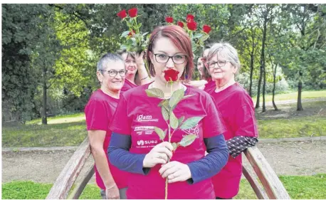  ??  ?? Jennifer Derrien, au premier plan, avec des bénévoles de la Rose Espoir : « J’avais toujours dit que je ne pourrai pas parler le jour de l’enterremen­t de ma mère, mais je l’ai fait. Alors, pour la Rose Espoir… »