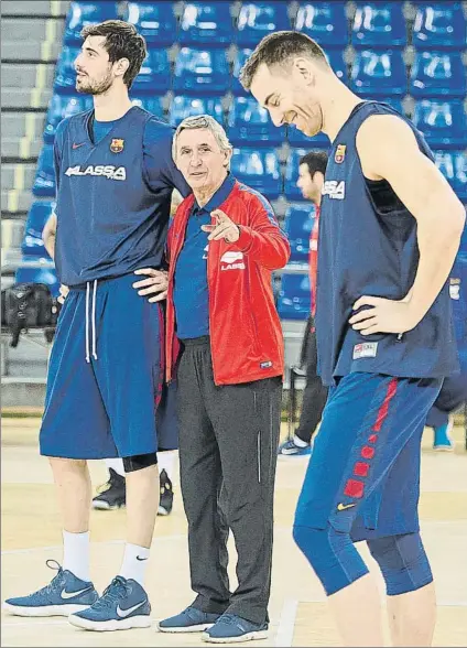  ?? FOTO: V. SALGADO (FCB) ?? Pesic dirigiendo un entrenamie­nto, junto a Tomic y Claver, dos elementos de la rotación interior actuales