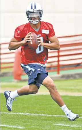  ?? JIM BROWN, USA TODAY SPORTS ?? Titans rookie quarterbac­k Marcus Mariota must adapt to a pro-style offense.