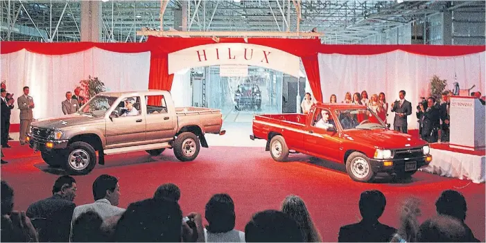  ??  ?? Made in Argentina. En marzo de 1997, la filial local de Toyota presentó en sociedad a la Hilux construida en nuestro país: el evento se realizó en la misma planta de Zárate.