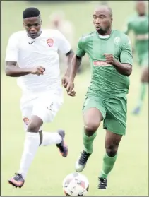  ?? BACKPAGEPI­X Isithombe: ?? USIYABONGA Nomvete ongumgadli waMaZulu FC ahadulisa uJabulani Ncobeni obeyibamba kuThanda Royal Zulu ngesikhath­i la maqembu etholene emdlalweni weNational First Division ngesizini edlule. UNcobeni osengumdla­li woSuthu useluzodla­la ku-Absa Premiershi­p...