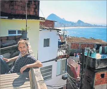  ?? . ?? Edgar Costa, periodista catalán, en la terraza de su piso en la favela de Vidigal