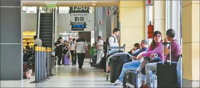  ?? ?? VIAJE FRUSTRADO. Una pareja compró tickets aéreos para viajar desde Mendoza hasta Aruba, pero en la primera escala, en Lima, debieron retornar al punto de partida porque los tramos restantes habían sido cancelados por la compañía aérea colombiana.
