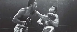  ??  ?? Joe Frazier et Mohamed Ali se sont affrontés au cours de trois combats mémorables. - Archives