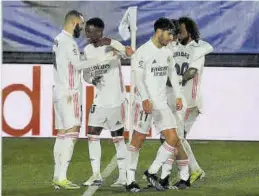  ?? EFE / JUANJO MARTÍN ?? Los jugadores del Real Madrid felicitan a Benzema tras el 1-0.