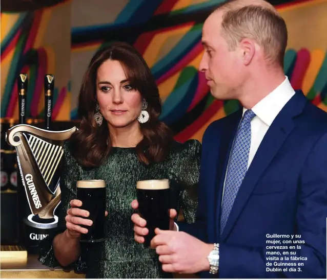  ??  ?? Guillermo y su mujer, con unas cervezas en la mano, en su visita a la fábrica de Guinness en Dublín el día 3.