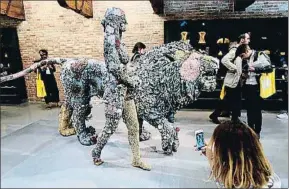  ?? MIGUEL MEDINA / AFP ?? La obra de un ‘punk tardío’. Damien Hirst invade la Punta de la Dogana y el Palazzo Grassi, donde destaca un monumental coloso de 18 metros (abajo). El artista mezcla referentes de la historia del arte y la cultura popular