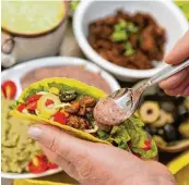  ?? Foto: Mascha Brichta, dpa ?? Tacos sind kleine gefüllte Maisfladen. Man sollte sie nicht zu voll machen, sonst fällt alles runter.