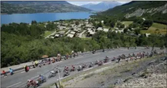  ?? PETER DEJONG — THE ASSOCIATED PRESS ?? The pack rides next to Serre Poncon Lake during the 18th stage of the Tour de France.