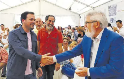  ?? FRANCISCO GONZÁLEZ ?? Alberto Garzón saluda a Ernesto Caballero, ayer, en presencia de Juan Hidalgo y Ernesto Alba.