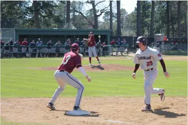  ?? Staff photos by Josh Richert ?? ■ Texas A&M University-Texarkana first baseman awaits the pickoff throw from Eagle pitcher Noah Sawyer as Cumberland University baserunner Jordan Hunt rushes back to the bag during the opener of a collegiate doublehead­er Wednesday at George Dobson Field.