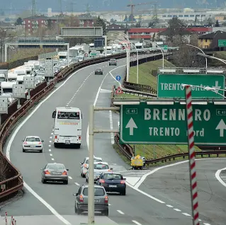  ??  ?? Congestion­e L’autostrada del Brennero durante una giornata di traffico intenso verso il lago di Garda