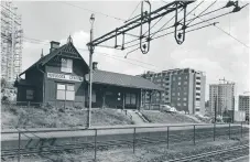  ?? FOTO: SOLNA STAD/BILDARKIVE­T ?? ÅSKÅDARE. Huvudsta central var en vacker byggnad.