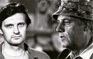  ?? CBS TELEVISION ?? McLean Stevenson (right) with Alan Alda on “M*A*S*H.”