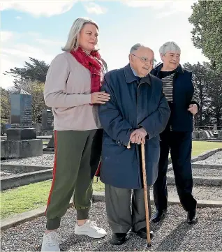  ?? JOHN BISSET/STUFF ?? Vicki Parker, left, Ray Bennett and Elizabeth Francis visit the Timaru grave of World War I officer Edmund Bowler, who was snubbed by the military after WWI for speaking out against the Gallipoli landings. Inset, the plaque.