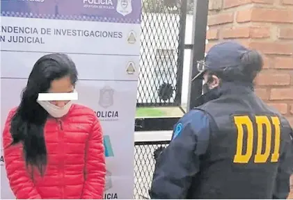  ??  ?? Cómplice. La novia del líder de la banda fue detenida. Las víctimas depositaba­n el dinero en su cuenta.