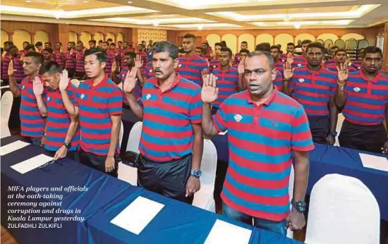  ?? ZULFADHLI ZULKIFLI ?? MIFA players and officials at the oath-taking ceremony against corruption and drugs in Kuala Lumpur yesterday.