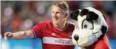  ?? Foto: Witters ?? Bastian Schweinste­iger mit Chicago Maskottche­n Sparky.